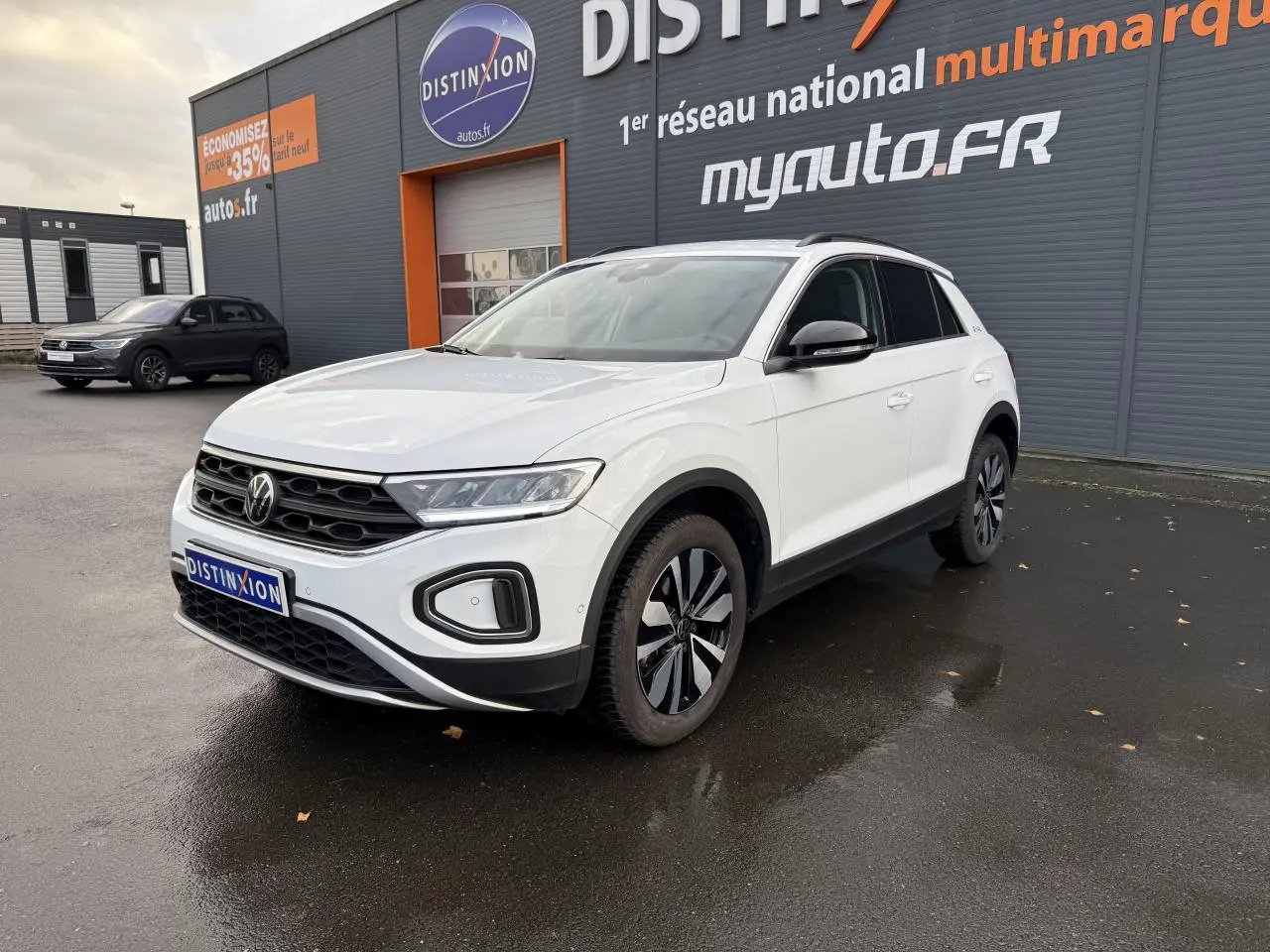 Volkswagen T-Roc blanc pur en 3/4 avant droit, avec jantes alliage 'Zürich' et calandre noire distinctive.