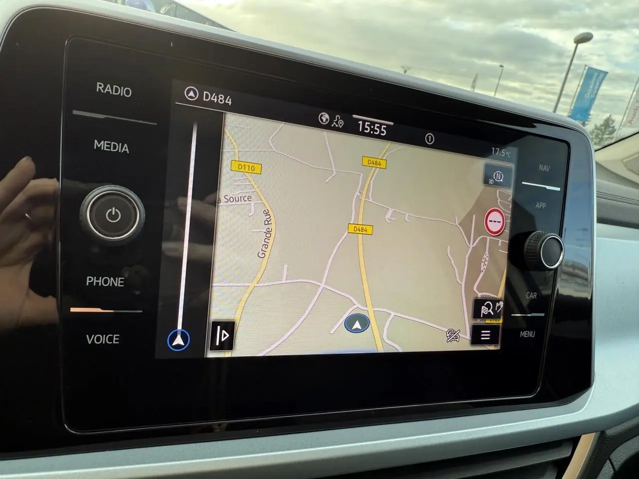 Écran tactile du système Discover Media du Volkswagen T-Roc 2025 affichant une carte de navigation intérieure.