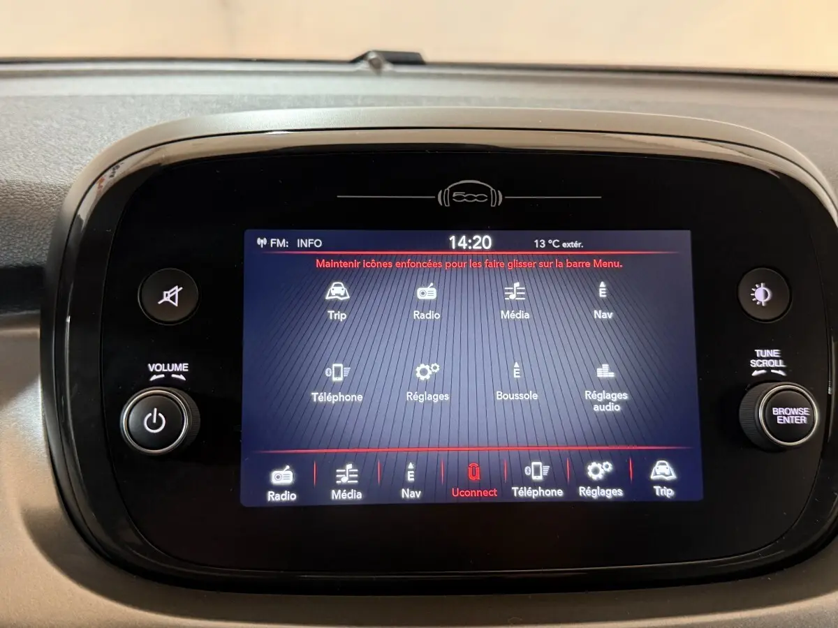 Écran tactile central du tableau de bord de la Fiat 500X noir, affichant le menu multimédia et navigation.