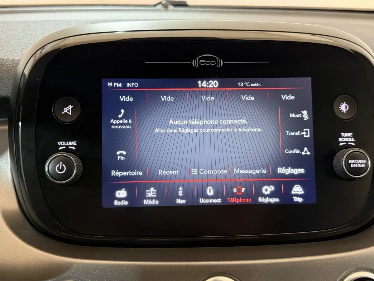 Écran tactile central de la Fiat 500X noir montrant l'interface multimédia sans téléphone connecté.