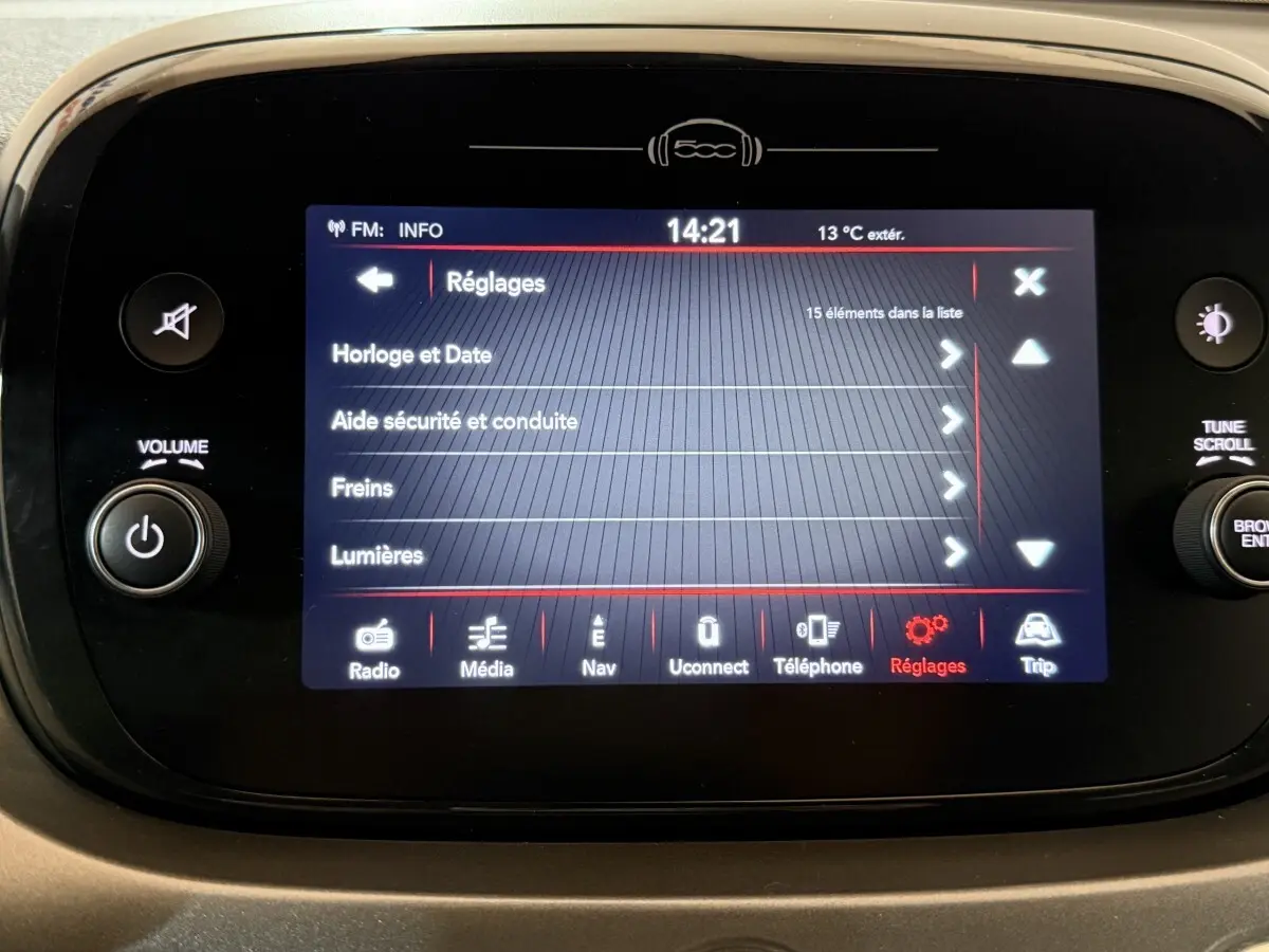 Écran tactile central du tableau de bord de la Fiat 500X affichant le menu Réglages en intérieur.