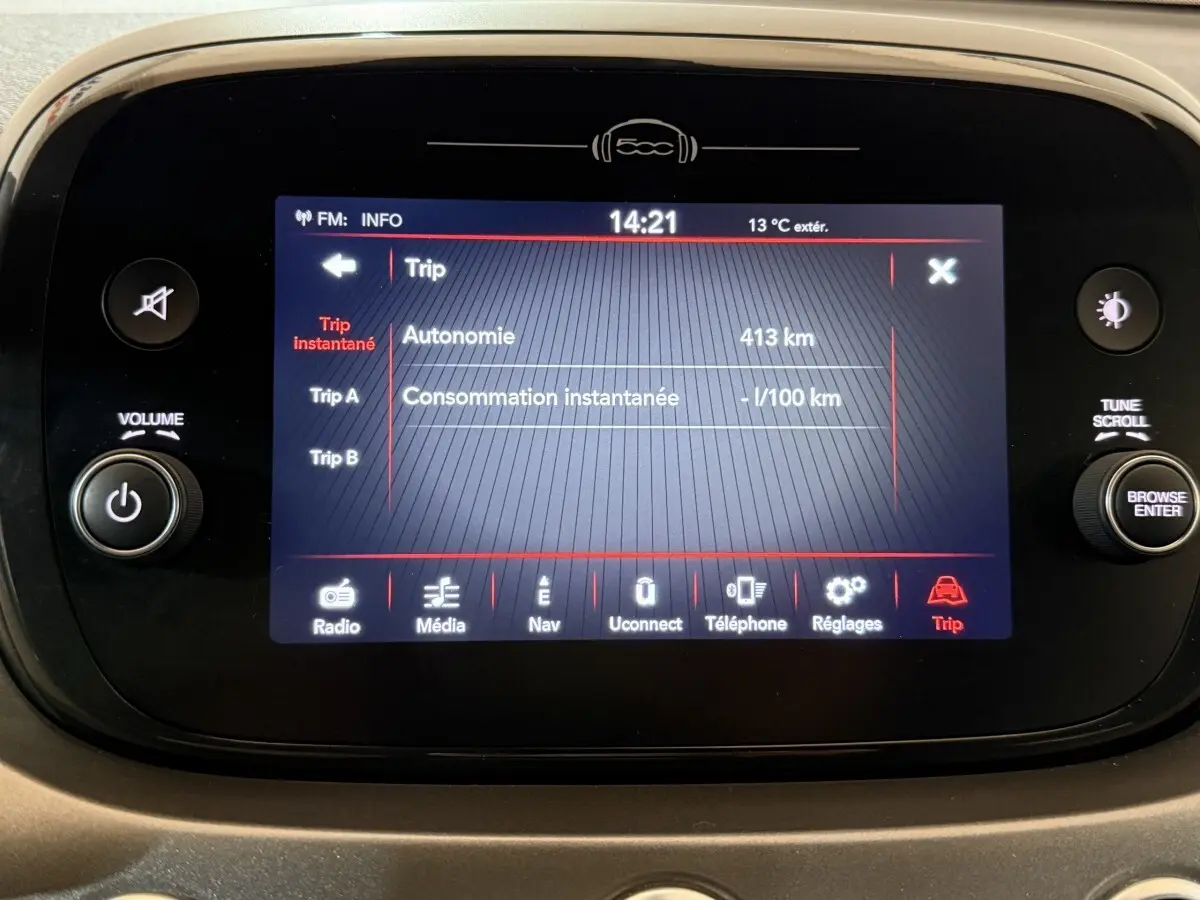 Écran tactile central du tableau de bord de la Fiat 500X noire affichant les données de trajet et autonomie