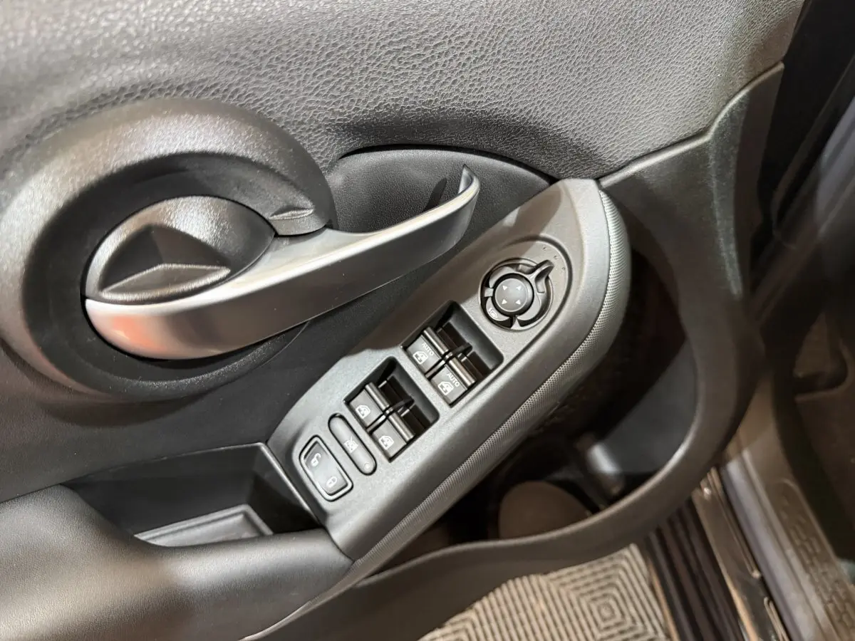 Poignée de porte et commandes des vitres côté gauche intérieur d'une FIAT 500X noire 2021 finition Sport.