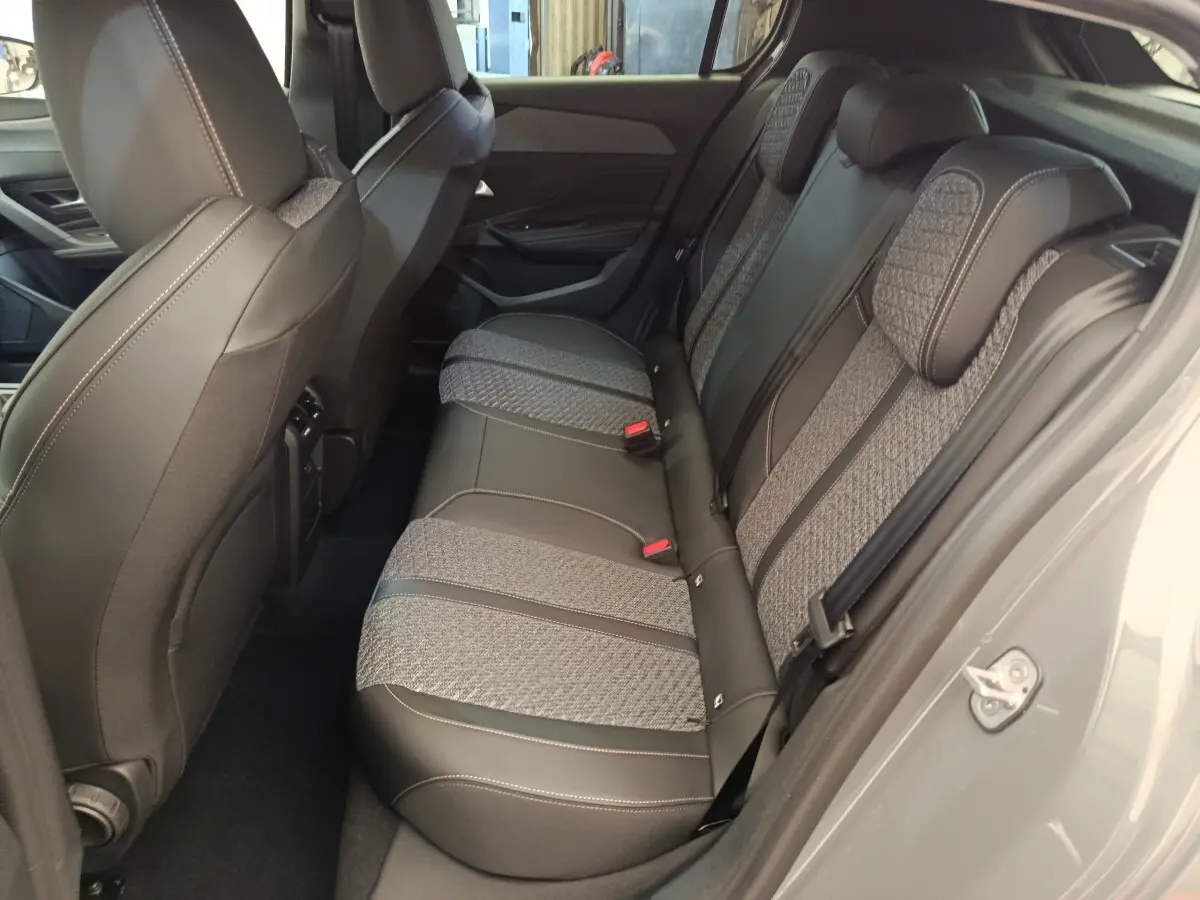 Vue côté droit sur la banquette arrière bi-matière gris et noir de la Peugeot 308 BlueHDi 130 2026.