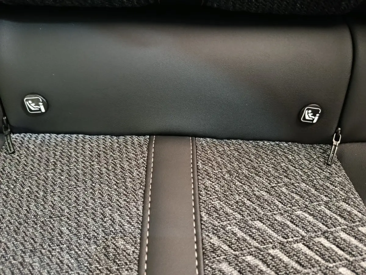 Détail de la banquette arrière avec fixation Isofix et tissu gris à motifs sur Peugeot 308 2026.
