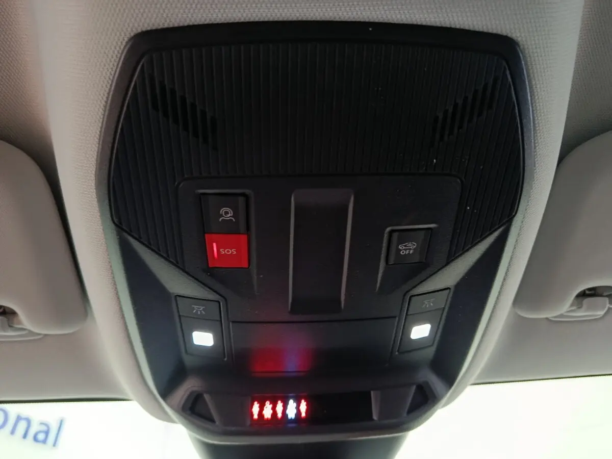 Vue intérieure du plafonnier avant de la Peugeot 308 blanc, avec boutons SOS et éclairage LED allumé.