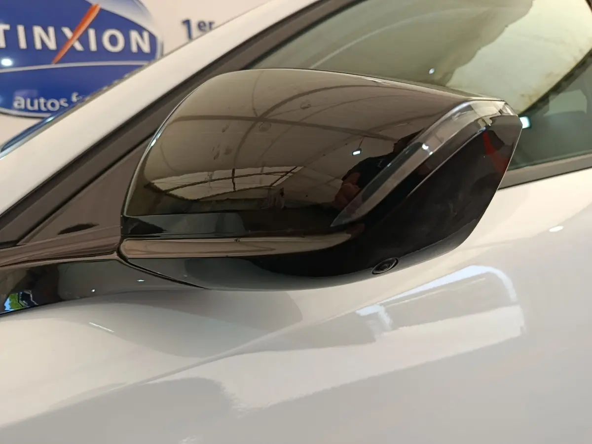 Rétroviseur extérieur noir en gros plan côté gauche sur Peugeot 308 blanc, version BlueHDi 130 CH EAT8 Allure.