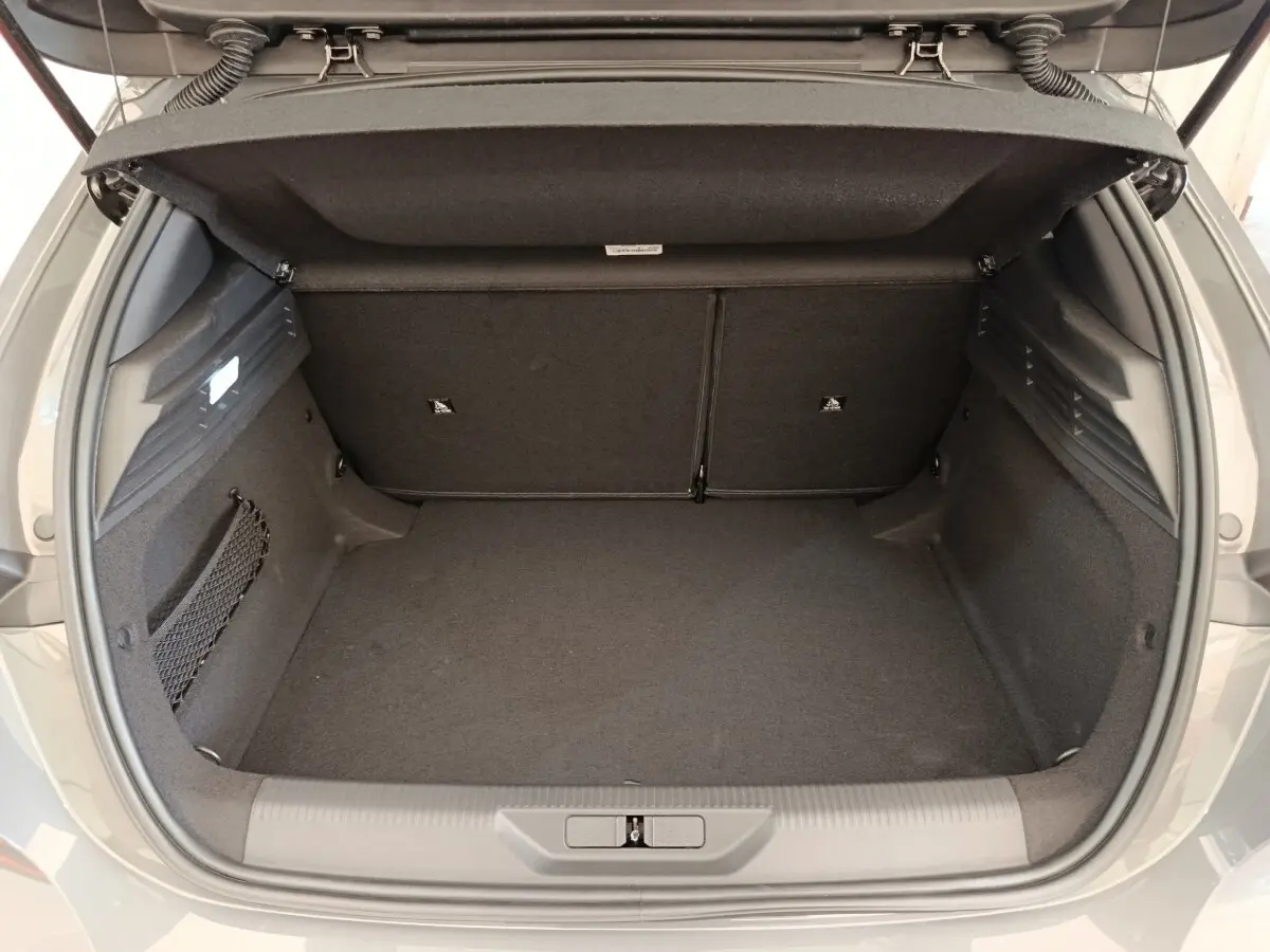 Vue plongeante sur le coffre spacieux et vide d'une Peugeot 308 blanche, finition BlueHDi 130 CH EAT8 Allure.