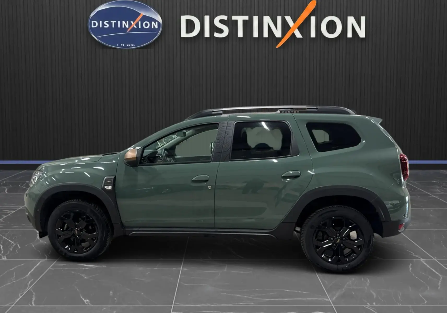 Vue de profil droit du Dacia Duster 2024 kaki lichen avec jantes noires et rétroviseurs couleur bronze.
