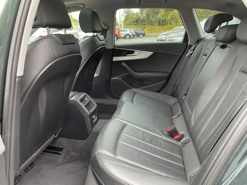 Vue côté droit de l'habitacle arrière de l'Audi A4 Avant 40 TFSI 2019 avec sièges cuir Milano noirs et vitres surteintées.