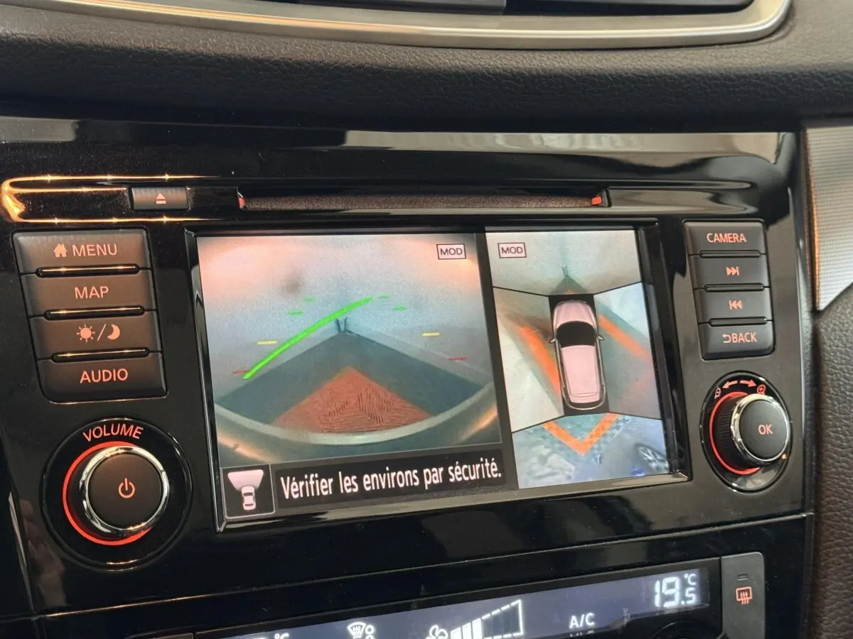 Écran tactile central du Nissan Qashqai 2019 montrant la caméra 360° d'aide au stationnement, intérieur noir.