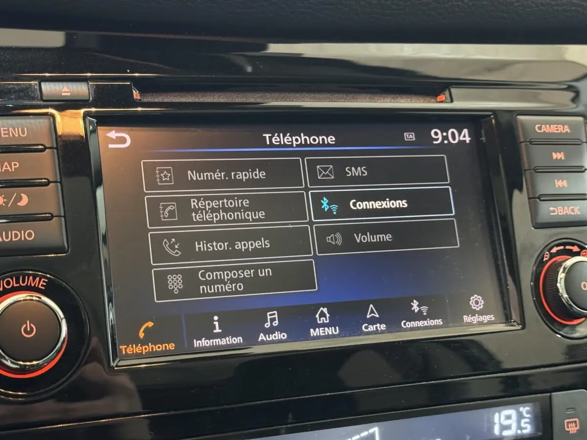 Écran tactile central du Nissan Qashqai 2019 affichant le menu téléphone avec commandes et réglages visibles.
