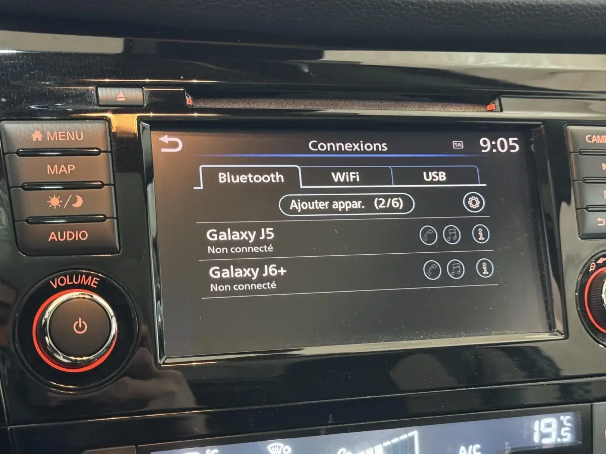 Écran tactile central du Nissan Qashqai 1.3 DIG-T 140 N-Connecta 2019, affichant les options Bluetooth et WiFi.