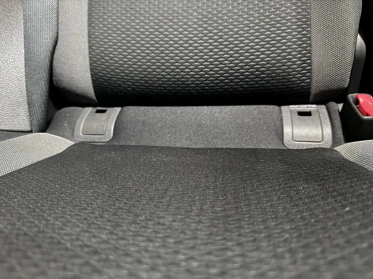 Gros plan sur la banquette arrière noire du Nissan Qashqai 1.3 DIG-T 140 N-Connecta, tissu texturé et ceintures visibles.