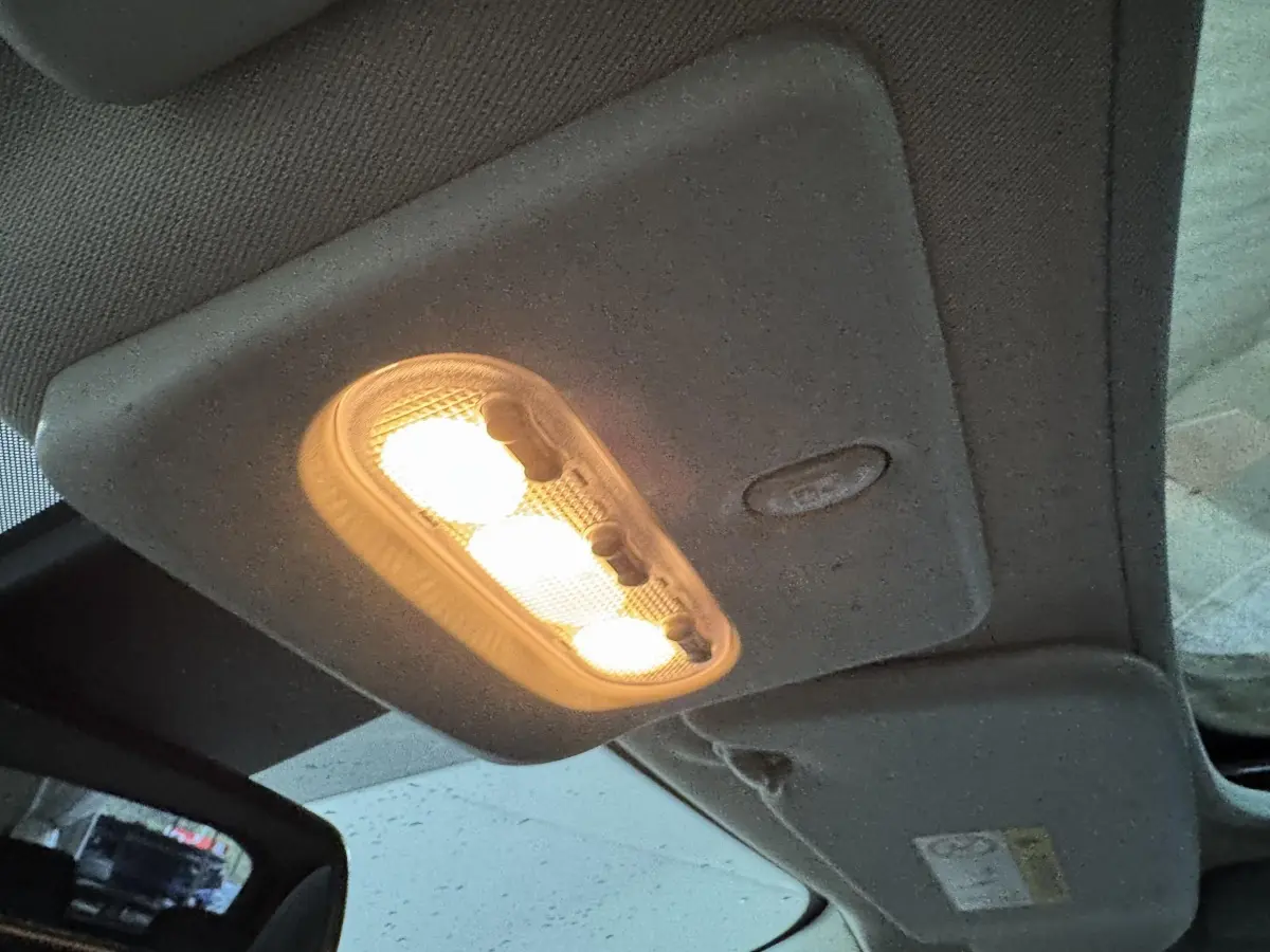 Plafonnier intérieur allumé vu de dessous dans un Nissan Qashqai gris foncé, version 2019 essence.