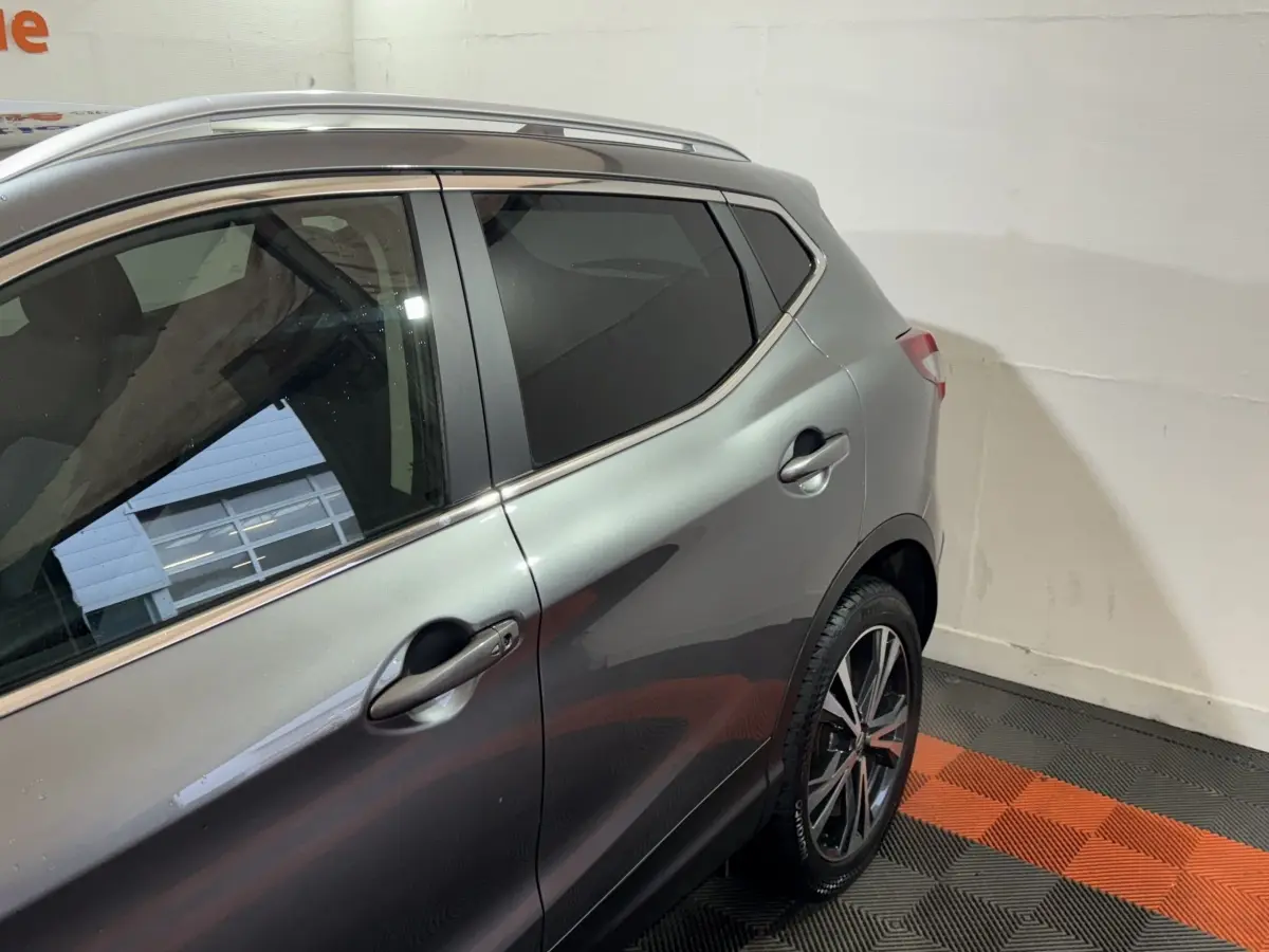 Vue côté droit arrière du Nissan Qashqai gris foncé 2019 avec jantes alliage et vitres teintées.
