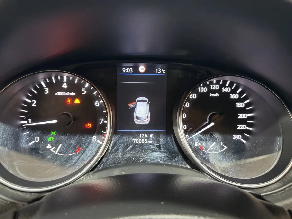 Vue rapprochée du tableau de bord du Nissan Qashqai 2019, affichage digital avec compte-tours et vitesse.