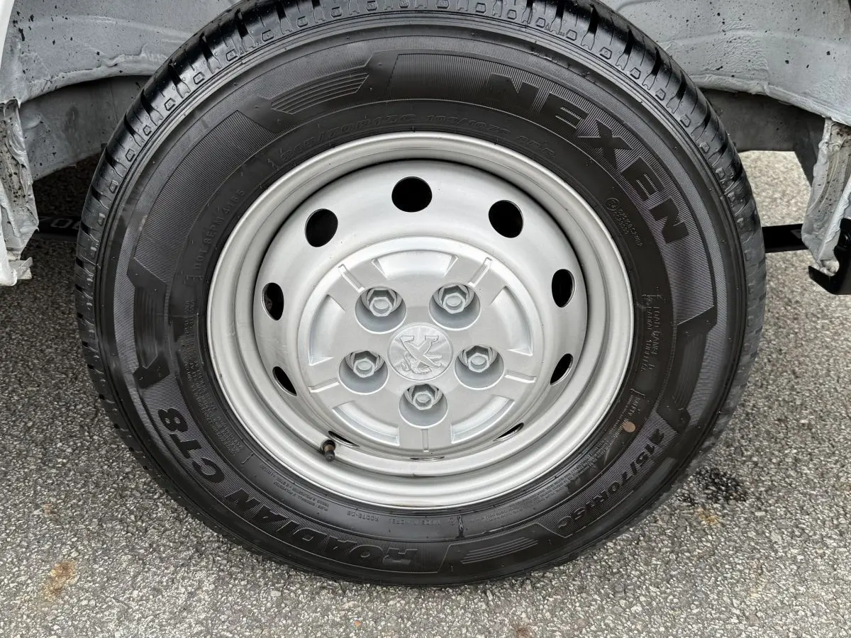 Gros plan sur la roue avant droite du Peugeot Boxer Fourgon blanc, avec jante acier et pneu Nexen visible.