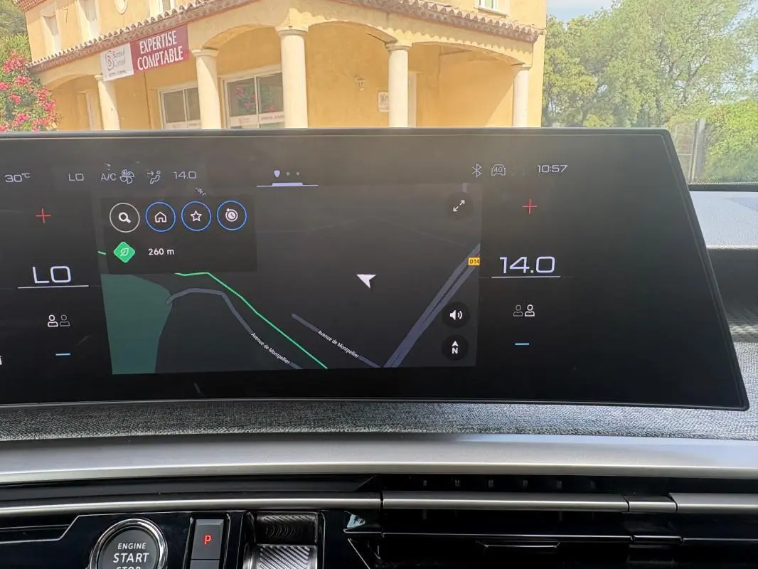 Écran tactile du cockpit numérique du Peugeot 3008 Hybrid 136 e-DCS6 Allure 2025 affichant la navigation et la climatisation.