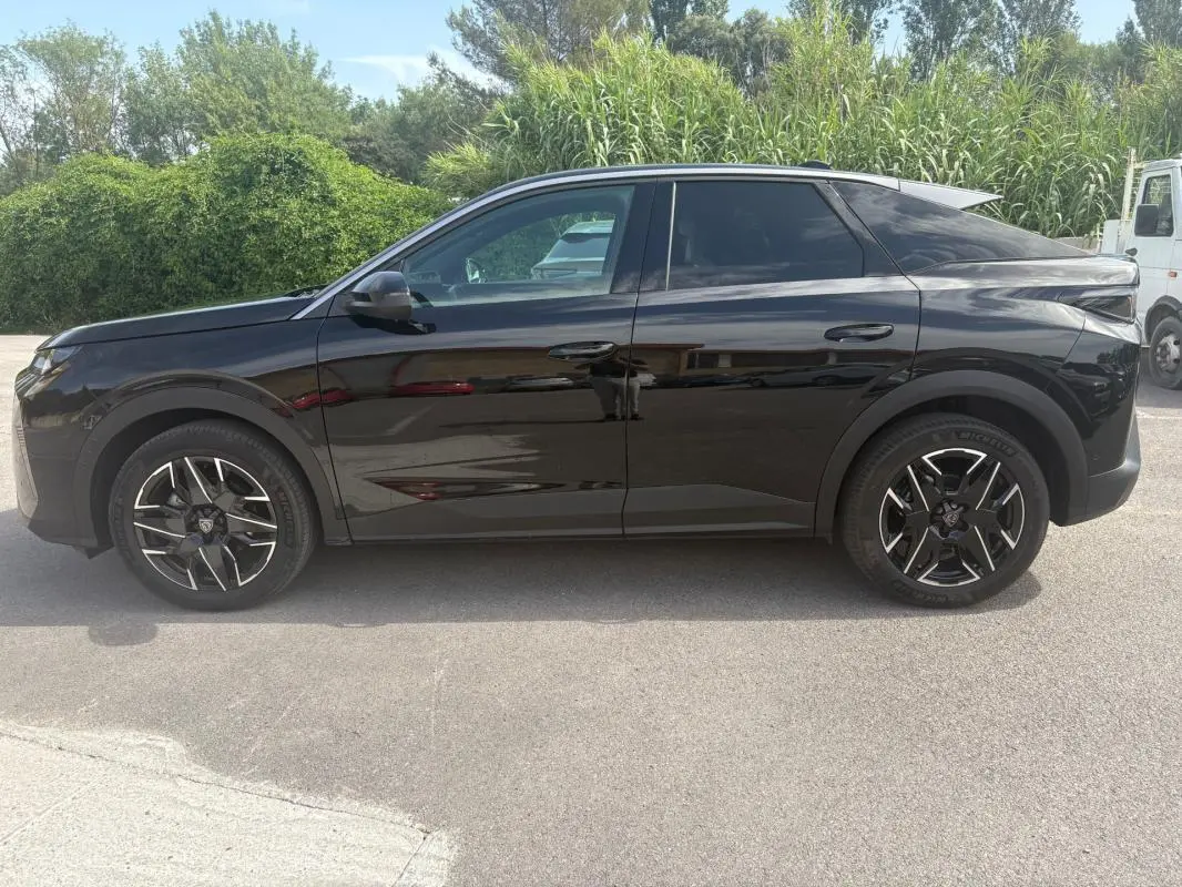 Profil côté gauche du Peugeot 3008 Hybrid 136 e-DCS6 Allure noir 2025 avec jantes alliage 19 pouces.
