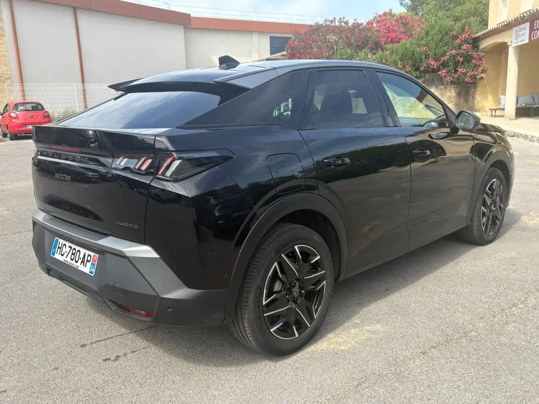 Vue 3/4 arrière droite du Peugeot 3008 Hybrid noir 2025 avec jantes alliage 19 pouces et feux arrière LED distinctifs.