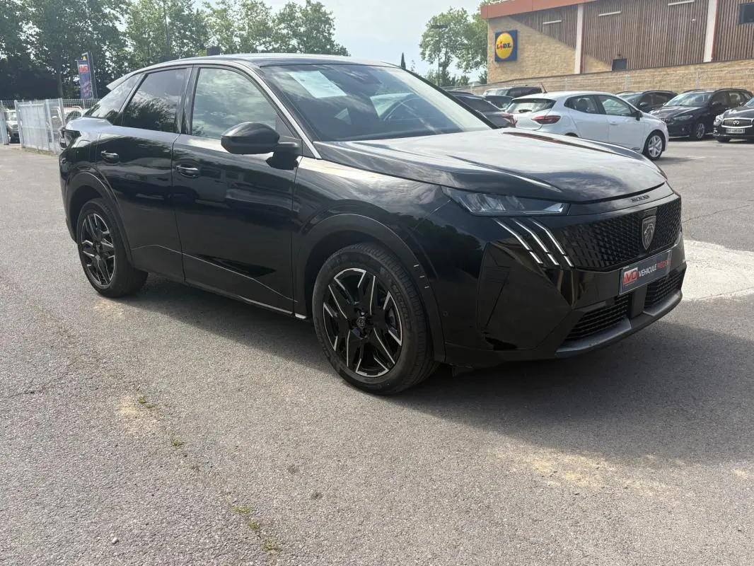 Peugeot 3008 Hybrid noir en 3/4 avant droit, jantes alliage 19 pouces et feux LED distinctifs allumés.