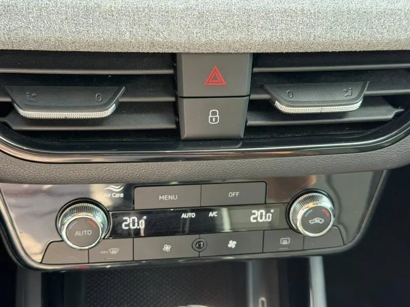 Détail de la console centrale noire du Skoda Scala 2025, montrant les commandes de climatisation automatique bi-zone.