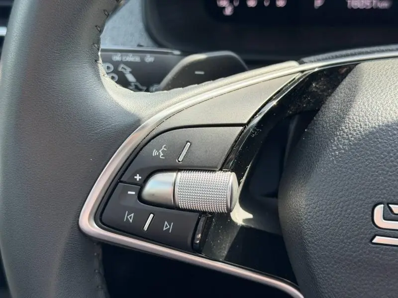 Gros plan sur les commandes audio au volant cuir noir de la Skoda Scala 2025 finition Selection.