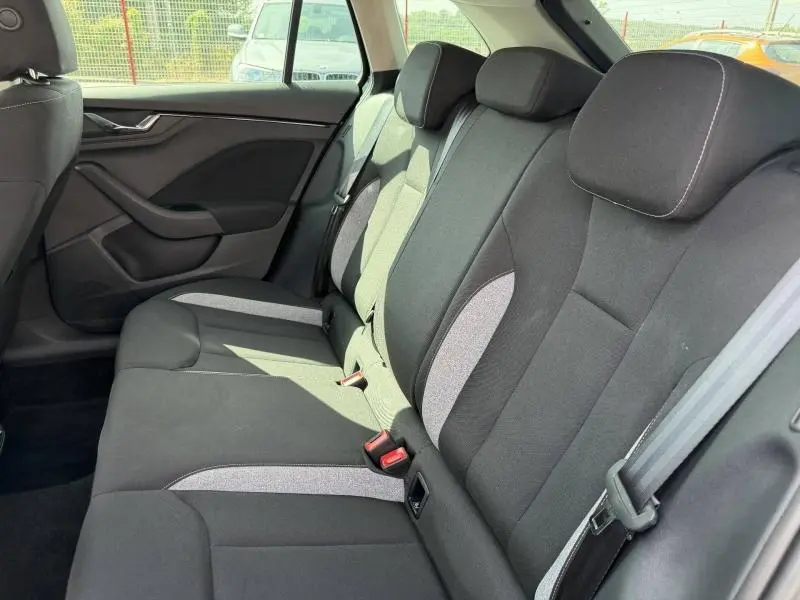 Vue intérieure côté droit sur la banquette arrière tissu noir et gris de la Skoda Scala 2025 finition Selection.