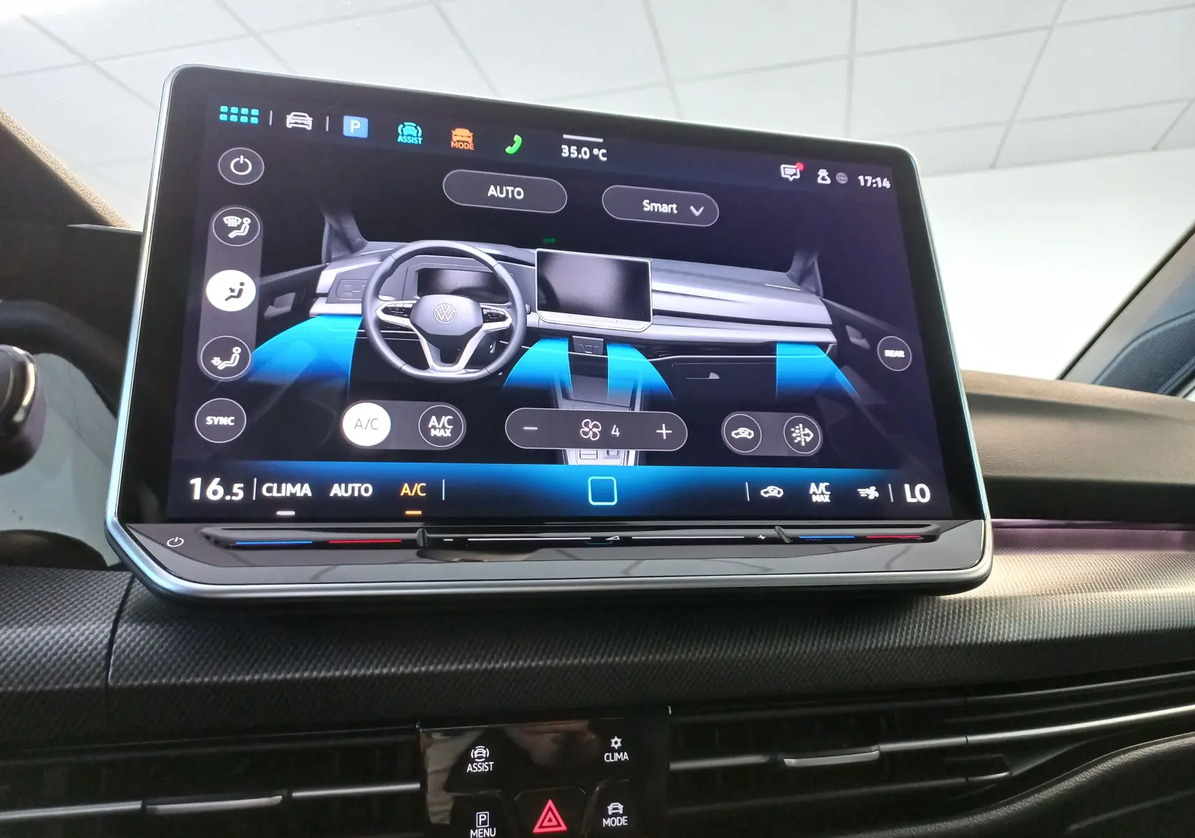 Écran tactile central de la Volkswagen Golf 1.5 eTSI R-Line 2025 montrant la gestion de la climatisation et la vue 3D intérieure.