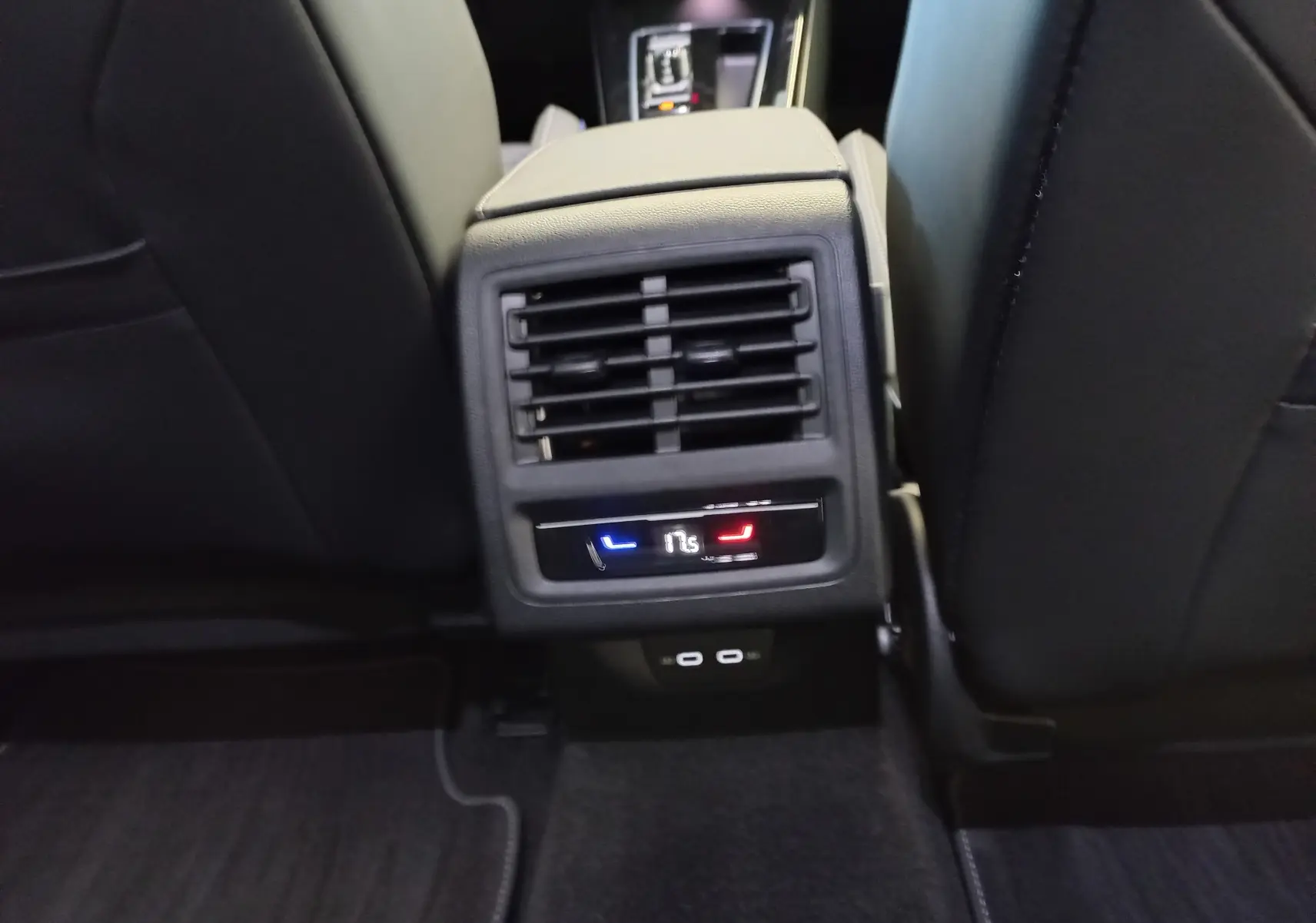Vue rapprochée de la console arrière avec aérateurs et réglage de la température à 17,5°C dans une Volkswagen Golf Gris Dauphin.