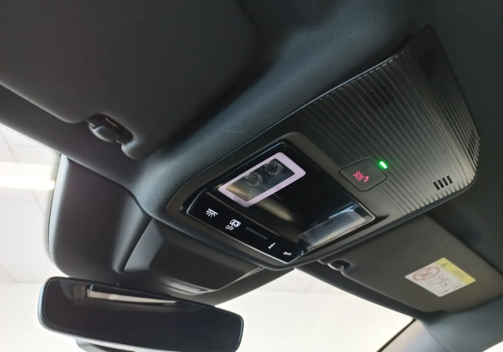 Plafonnier intérieur avec commandes lumineuses et bouton SOS allumé dans une Volkswagen Golf 1.5 eTSI Gris Dauphin 2025.