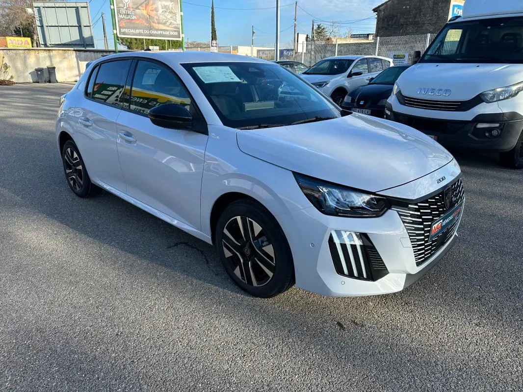 Peugeot 208 Hybrid blanc vue 3/4 avant droit, avec jantes alliage 16 pouces et calandre distinctive.