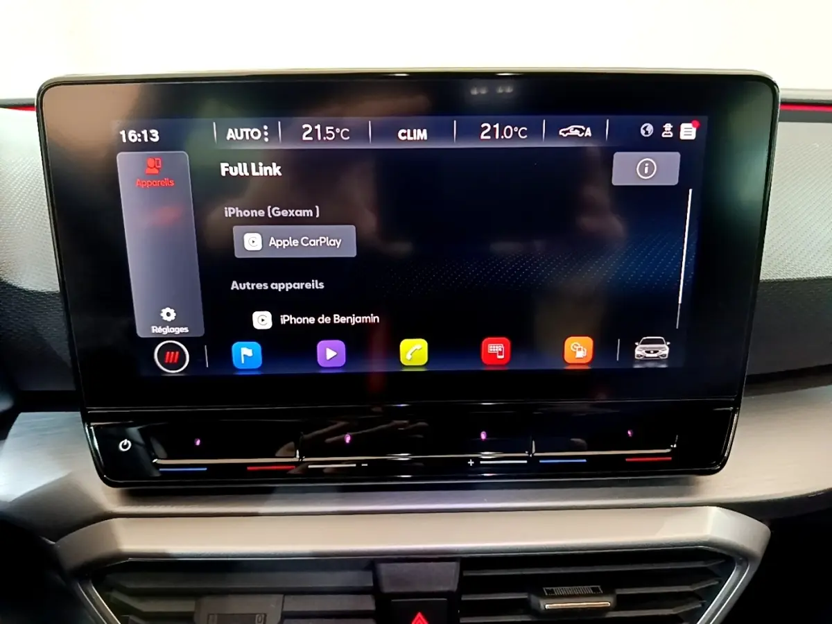 Écran tactile central du tableau de bord de la SEAT Leon 1.5 eTSI 150 DSG FR, affichage Apple CarPlay.