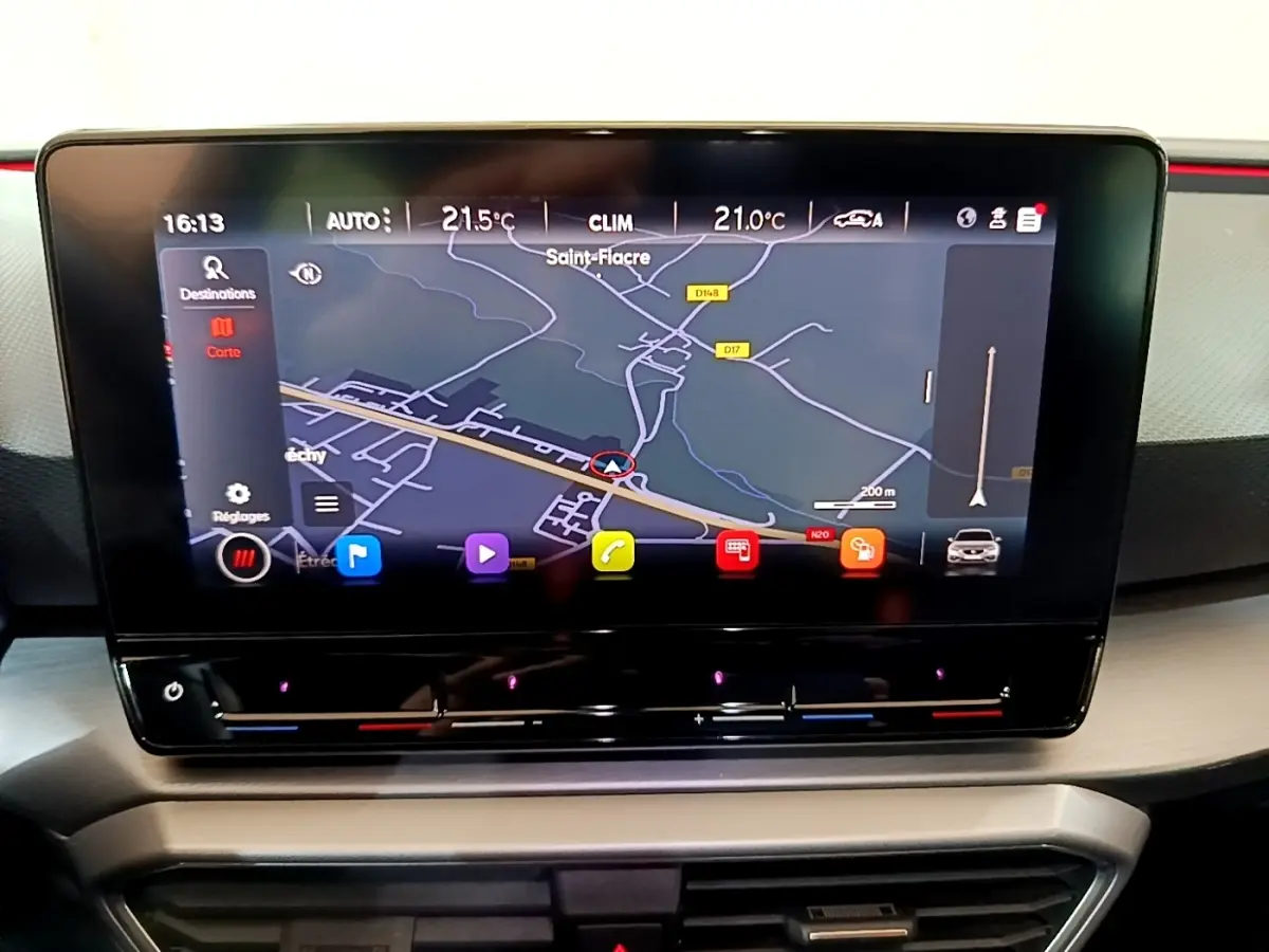 Écran tactile central du tableau de bord du SEAT Leon bleu, affichant la navigation en mode carte.