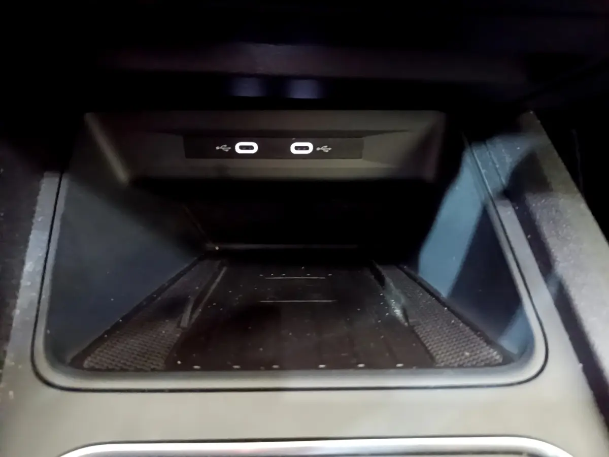 Gros plan sur la zone de recharge par induction avec deux ports USB-C dans une SEAT Leon 1.5 eTSI 150 DSG S&S FR 2021.