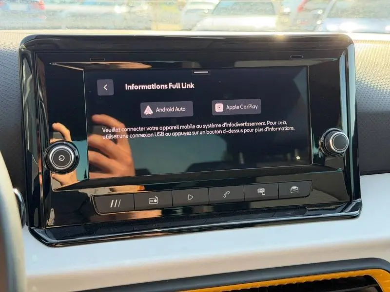 Écran tactile central du tableau de bord du SEAT Arona 2025, avec interface Android Auto et Apple CarPlay affichée.