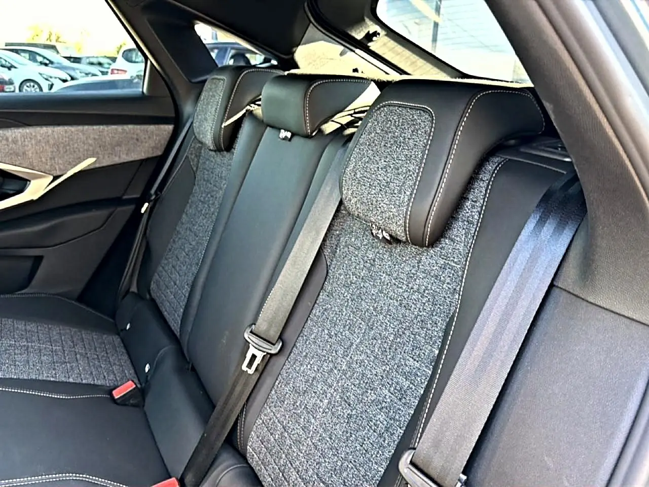 Vue latérale droite des sièges arrière gris et noirs du Peugeot 3008 1.2 hybrid 145 allure e-dcs6 2025.