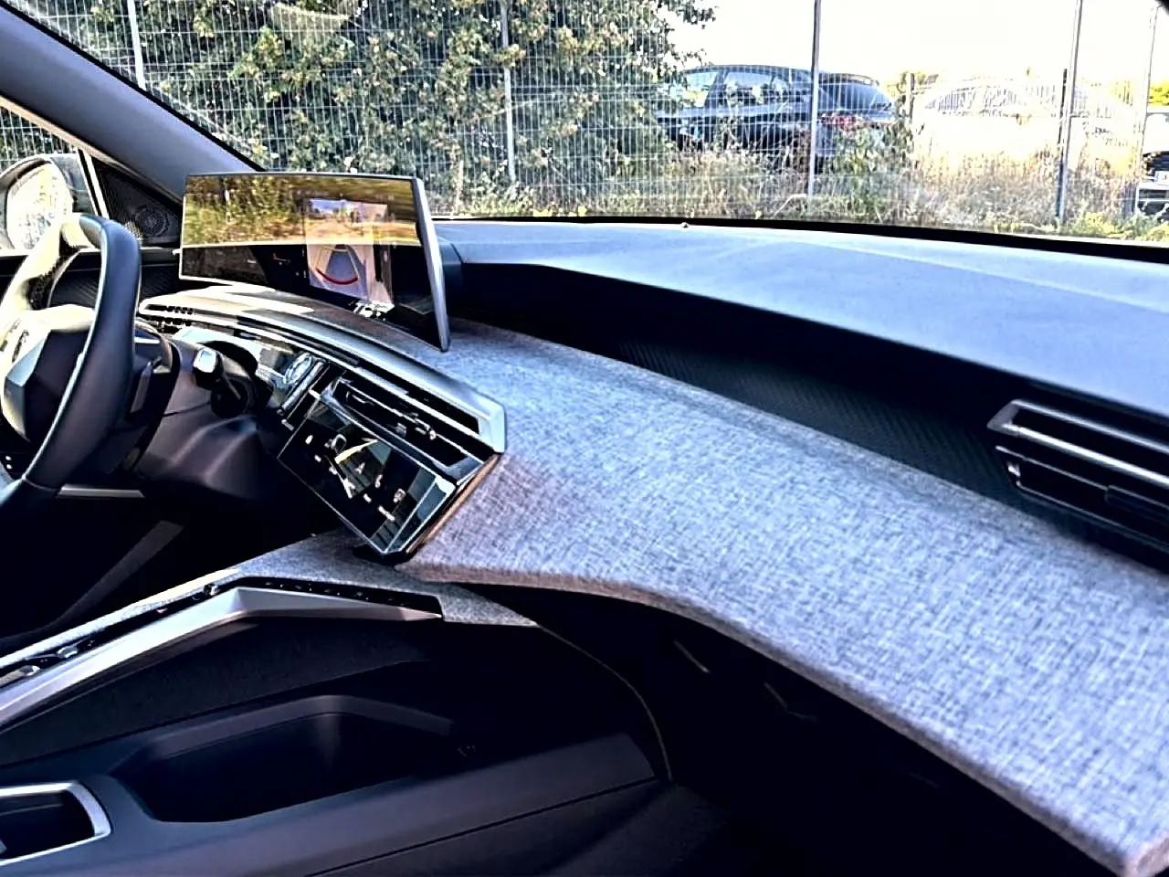 Vue intérieure côté passager du tableau de bord gris clair et écran tactile du Peugeot 3008 1.2 Hybrid 145 Allure 2025.