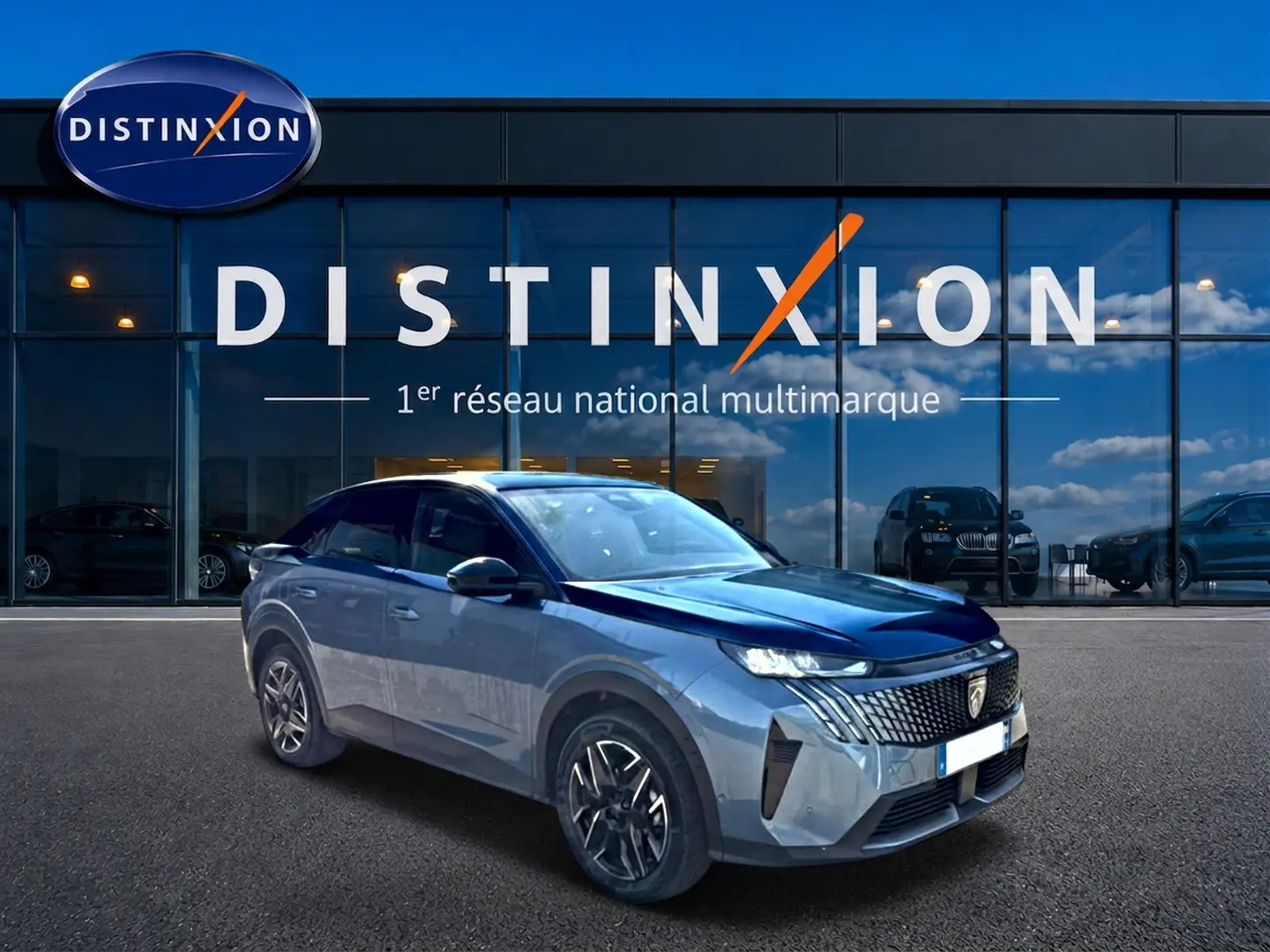 Peugeot 3008 bleu 3/4 avant droit, avec jantes alu et calandre distinctive, devant un showroom Distinxion.