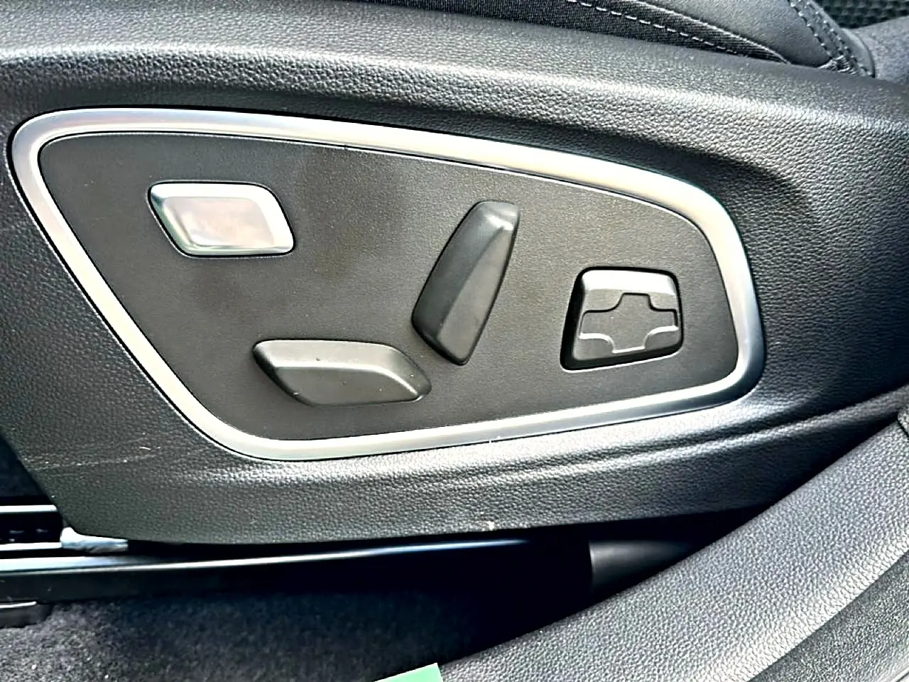 Détail des commandes de réglage électrique du siège conducteur noir dans le Renault Austral 2026.