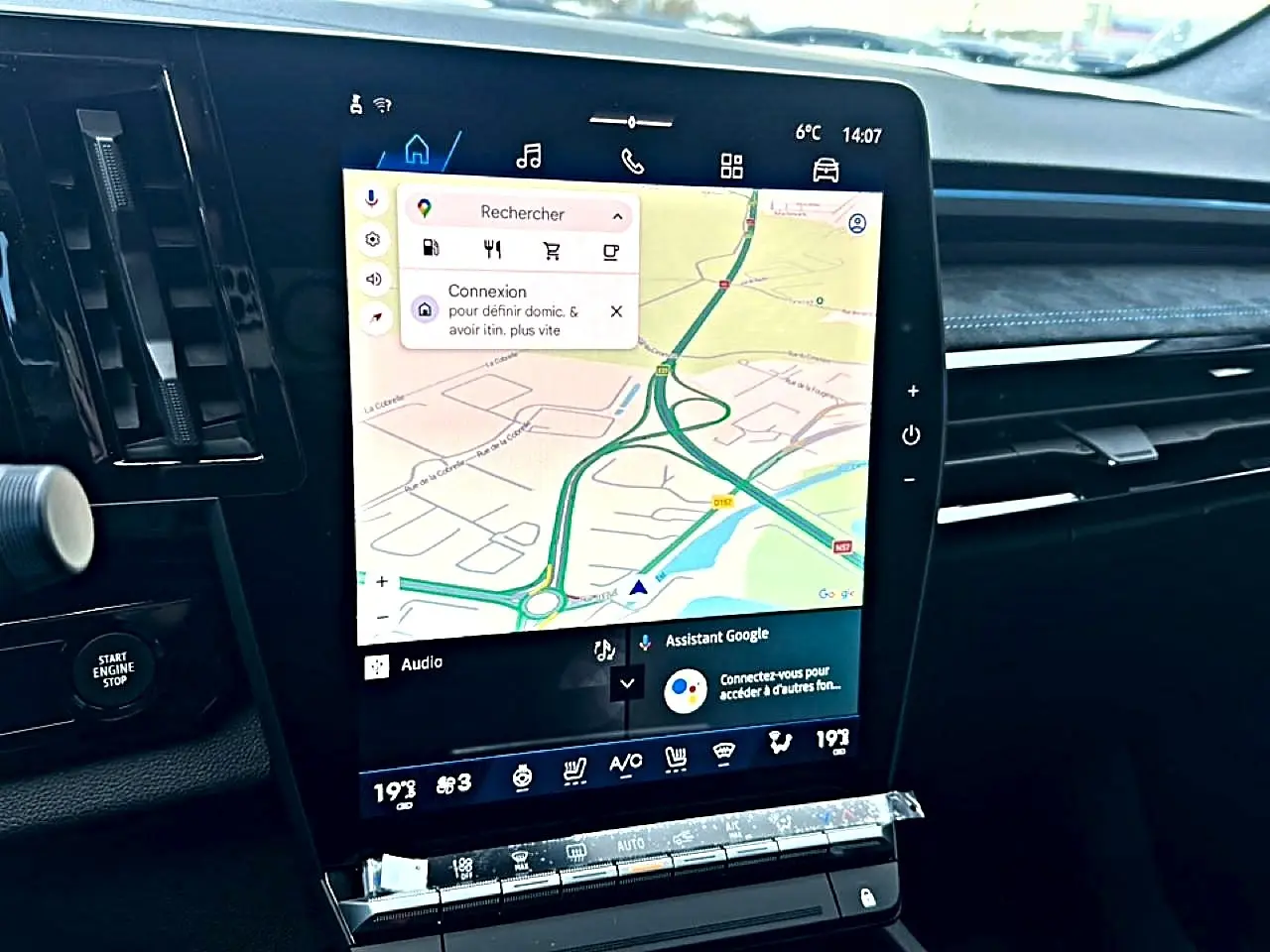 Vue rapprochée de l’écran tactile central du Renault Austral 2026, affichant la navigation GPS et commandes climatisation.