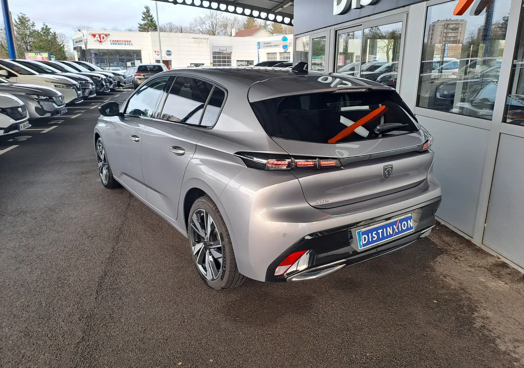 Peugeot 308 gris Artense vue 3/4 arrière droit, avec feux arrière LED et toit noir brillant.