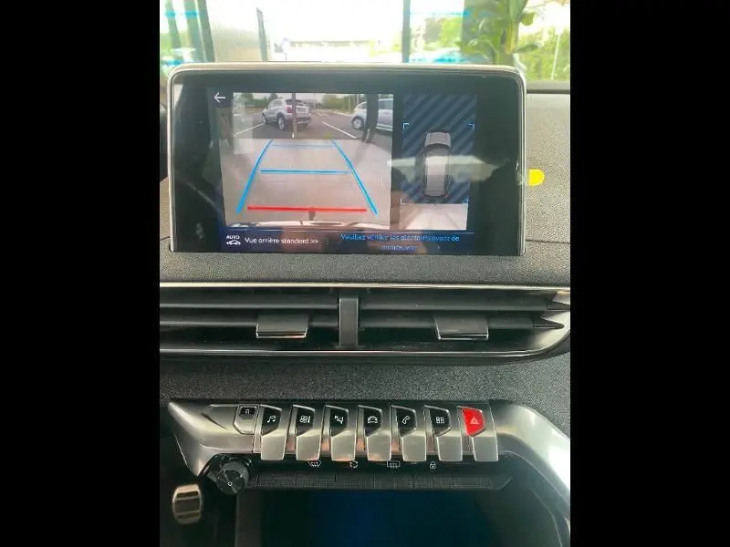 Écran central du Peugeot 3008 rouge 2018 montrant la caméra de recul avec lignes de guidage et vue aérienne du véhicule.