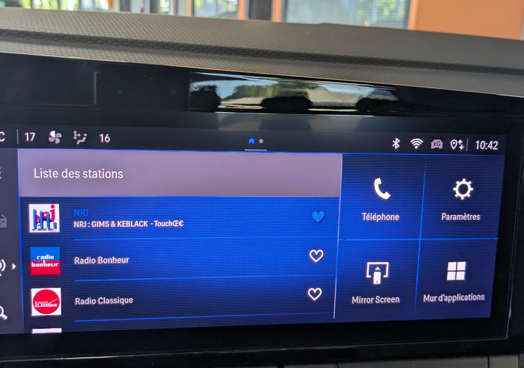 Écran tactile central de l’Opel Astra 2022 avec menu radio et commandes climatisation en vue frontale rapprochée.