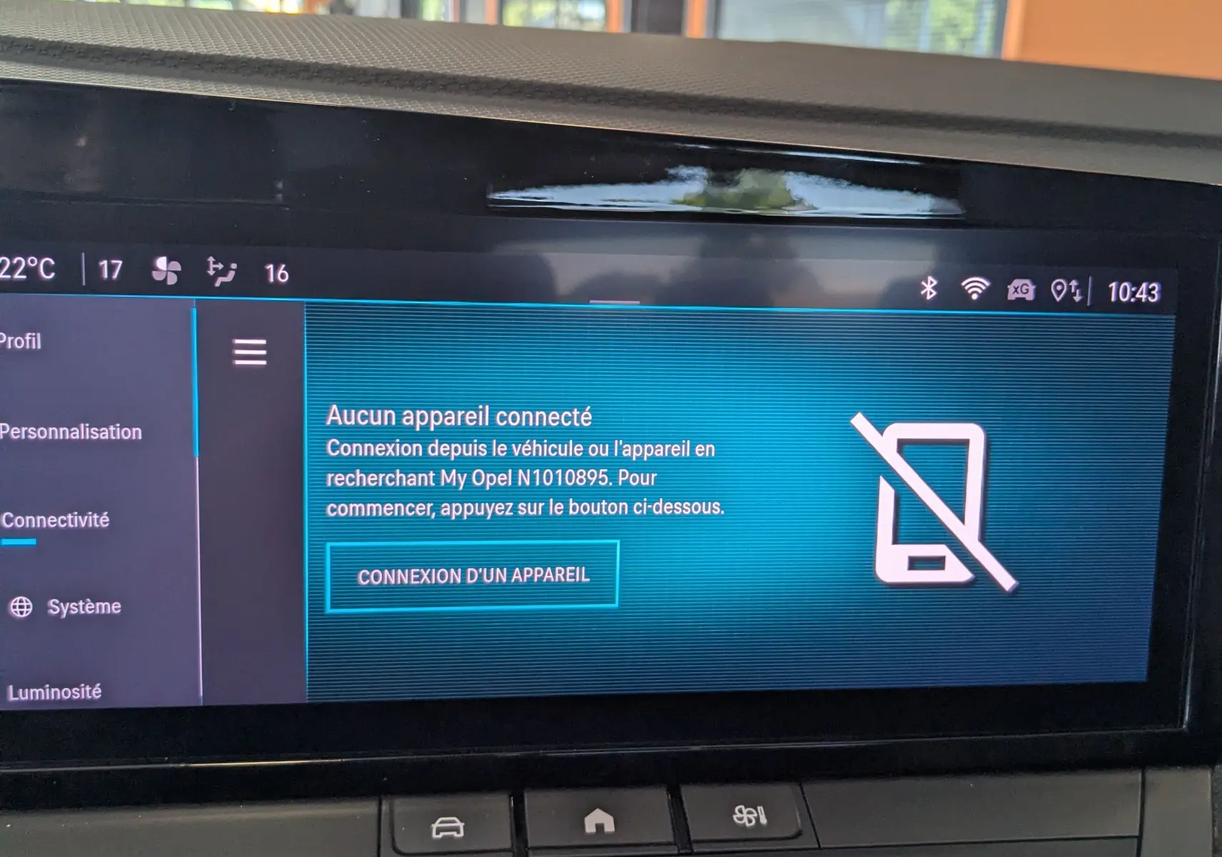 Écran tactile central de l'Opel Astra 2022 affichant le menu de connexion Bluetooth, avec commandes climatisation en dessous.