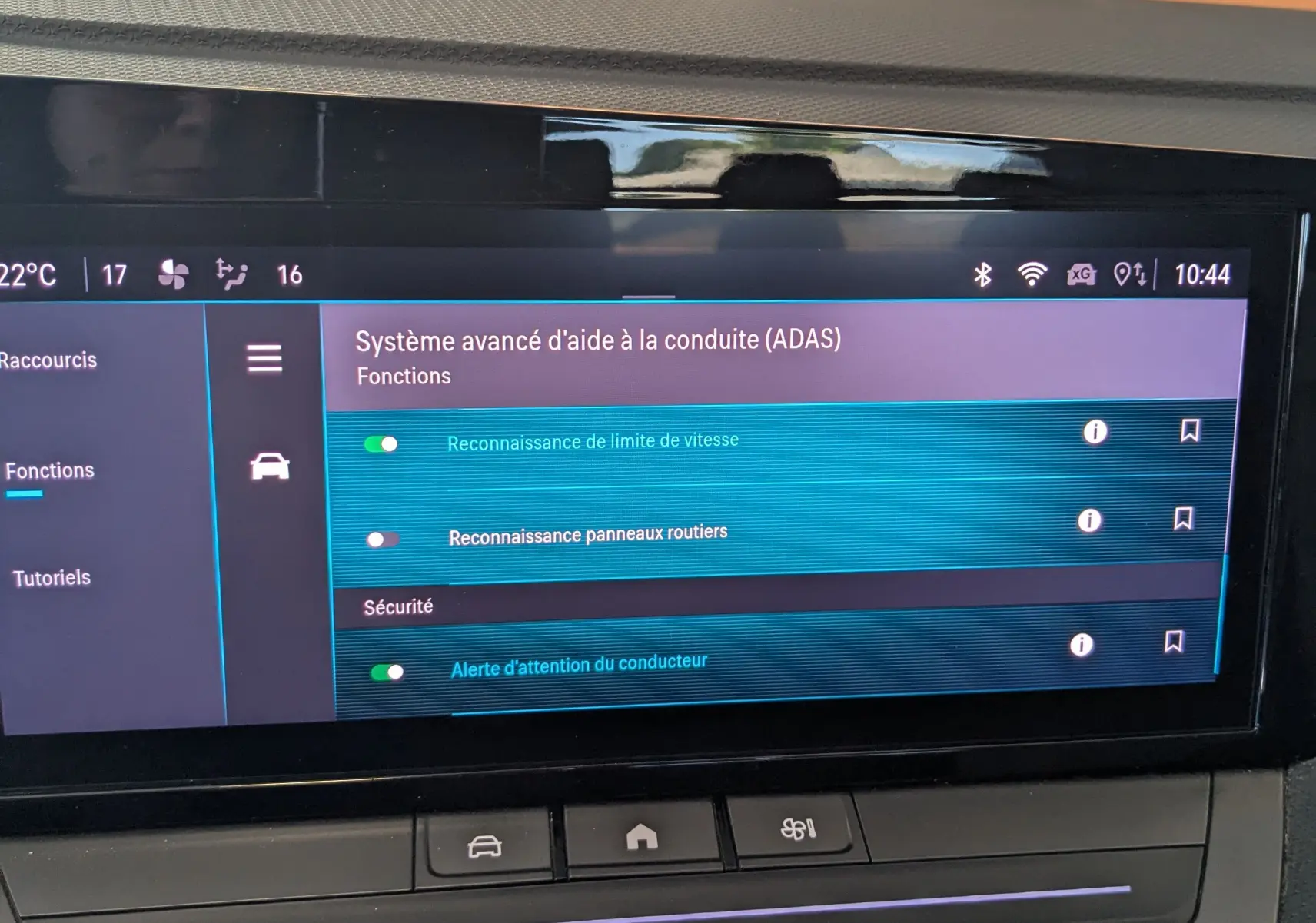 Écran tactile central de l'Opel Astra 2022 affichant les réglages avancés d'aide à la conduite dans un intérieur moderne.