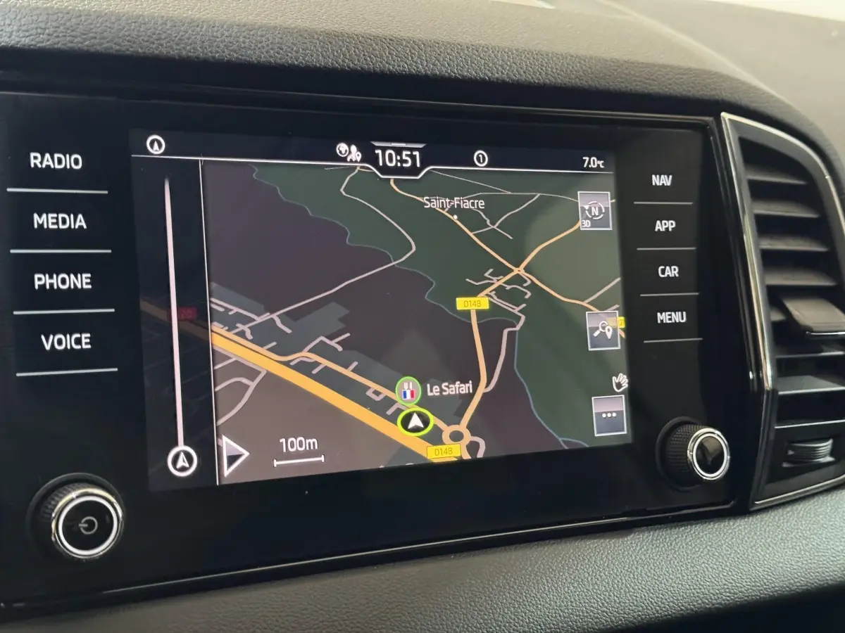 Écran tactile 8 pouces du système de navigation du Skoda Karoq blanc, vue rapprochée du tableau de bord central.