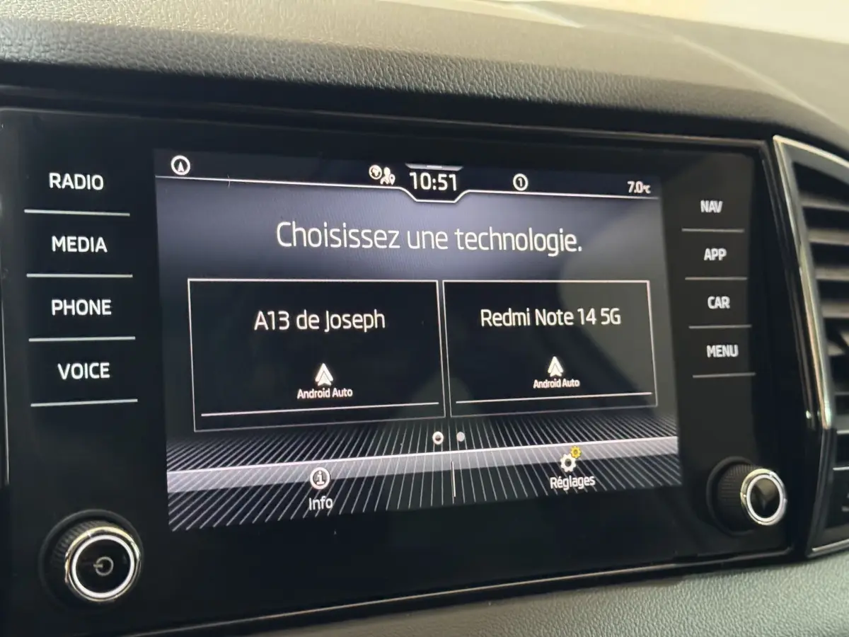 Écran tactile central du Skoda Karoq blanc 2021 affichant les options Android Auto en vue rapprochée intérieure.