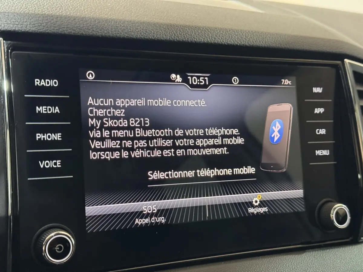 Écran tactile central du Skoda Karoq 2021 affichant le menu Bluetooth et les options multimédias.
